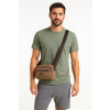 mężczyzna z torbą camel active B00 613 25